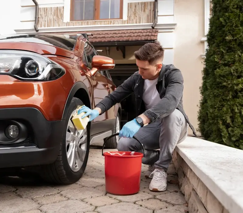 Lavage auto à domicile Tréclun : professionnel intervenant sur un véhicule